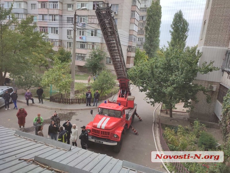 В Николаеве возник пожар в 14-этажном жилом доме – люди эвакуированы, есть пострадавшие (видео)