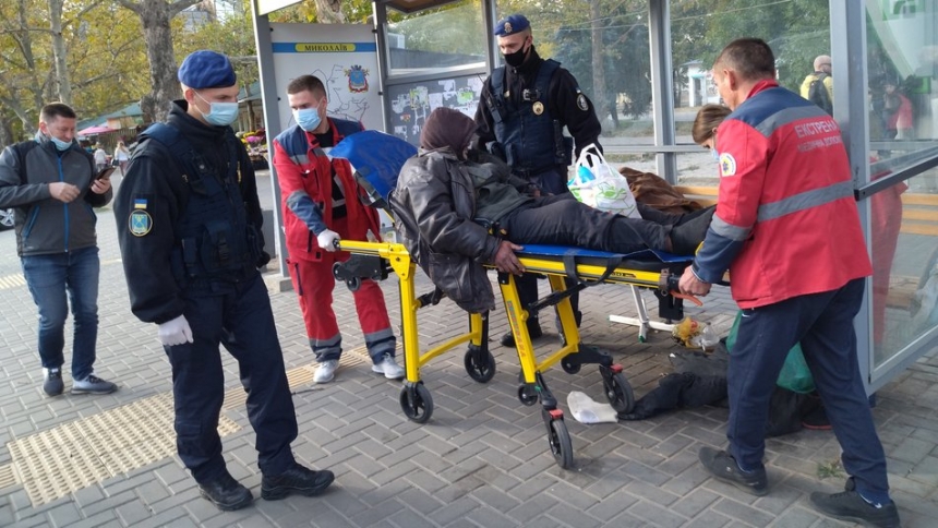 Бездомного, который месяц жил на остановке в Николаеве, забрали в больницу
