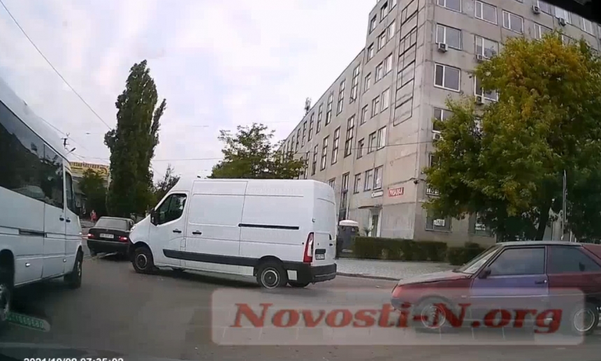 Как ездят в Николаеве: микроавтобус проехал между машинами на буксире (видео)