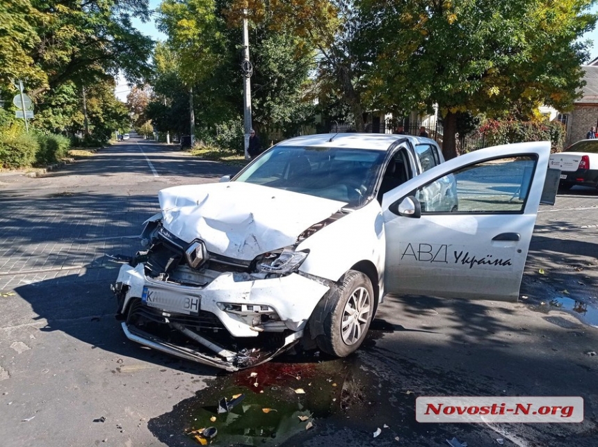 В Николаеве столкнулись «Пежо» и «Рено»: пострадал четырехлетний ребенок