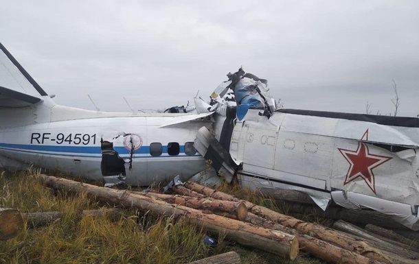 В России упал самолет с парашютистами: 16 жертв (видео)