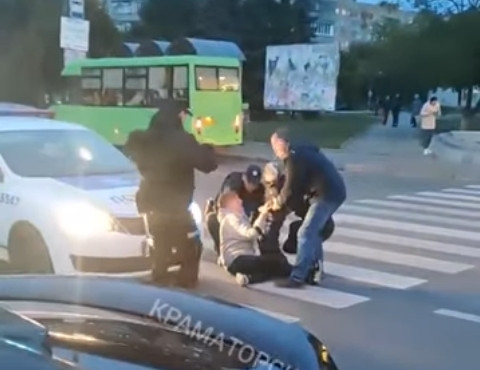 В Краматорске полицейские сбили женщину с ребенком (видео)