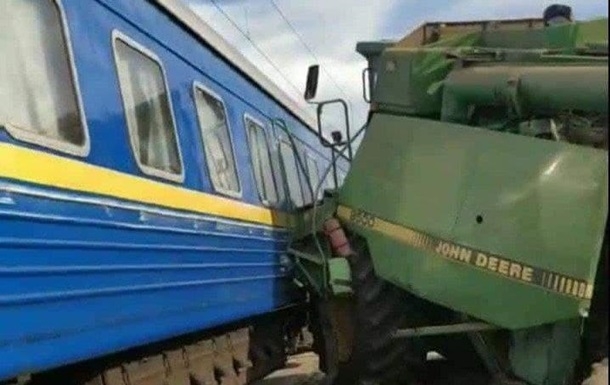 Пассажирский поезд Бахмут - Львов столкнулся с комбайном