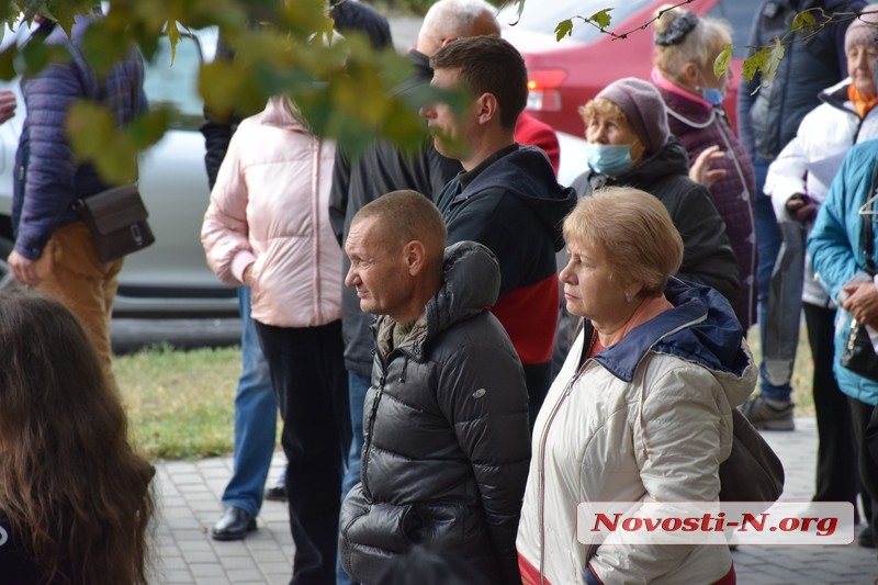 Как под Апелляционным судом в Николаеве протестовали заводчане и «экоактивисты» (фото, видео)