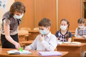 В Украине с ноября непривитых учителей будут отстранять от работы