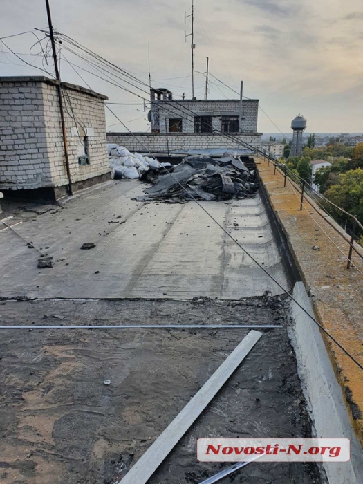 В Николаеве дождь затопил многоэтажку: строители во время ремонта не накрыли дыры в кровле