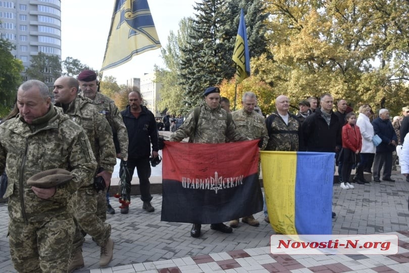 В День защитника Украины николаевцы возложили цветы к «Струнам памяти»