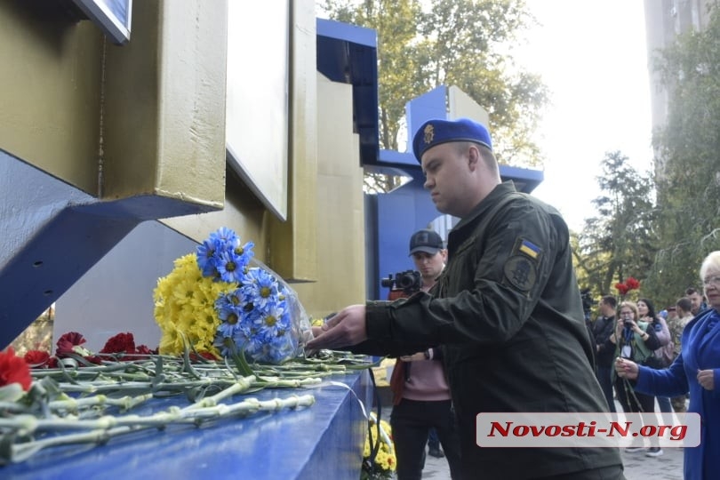В День защитника Украины николаевцы возложили цветы к «Струнам памяти»
