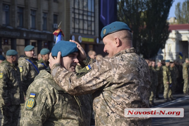 В Николаеве морпехи приняли присягу и получили береты цвета морской волны