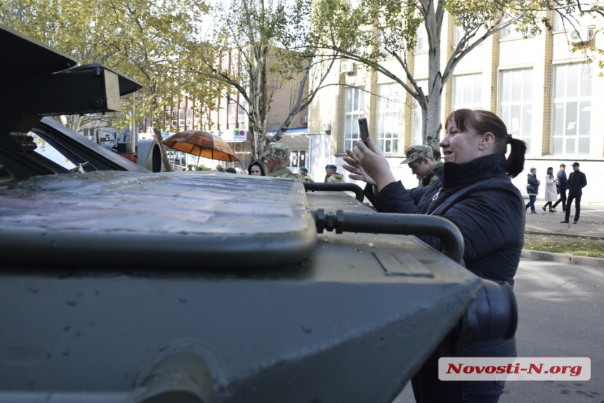 Как в Николаеве детям военную технику показывали (фоторепортаж)