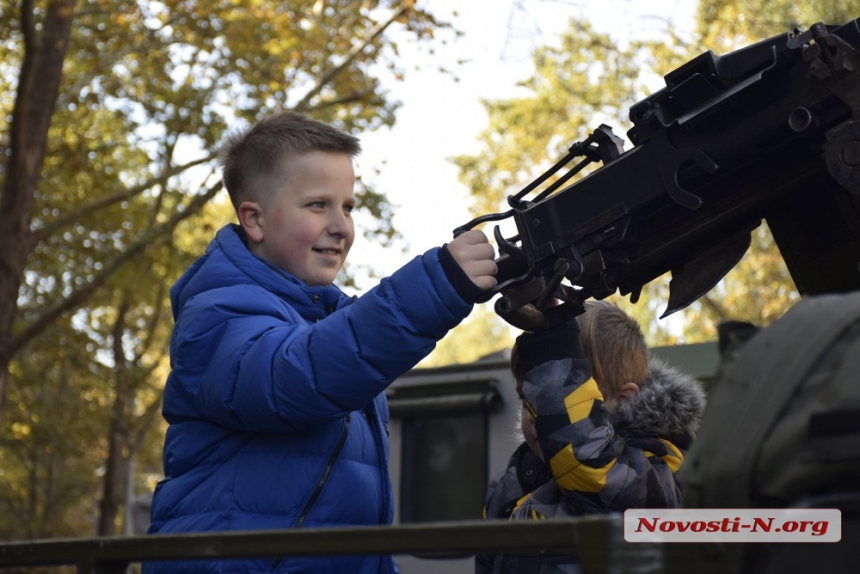 Как в Николаеве детям военную технику показывали (фоторепортаж)