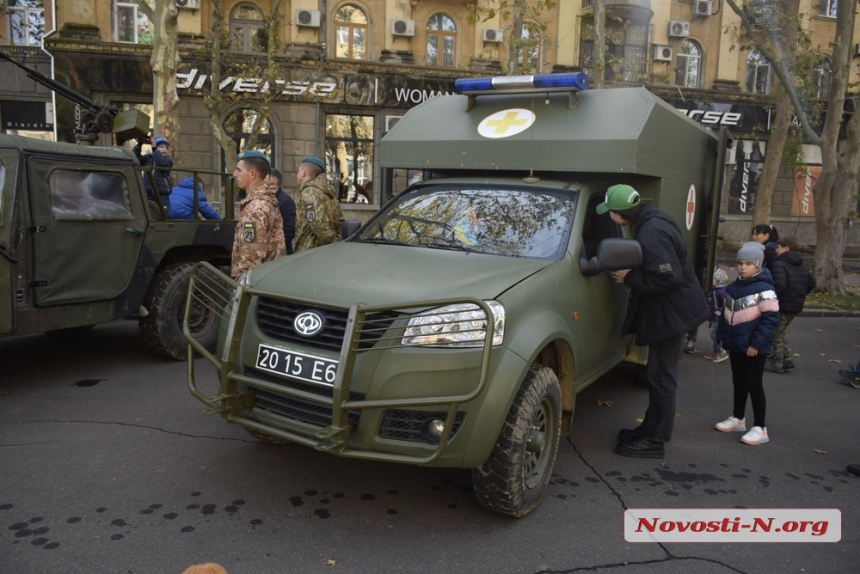 Как в Николаеве детям военную технику показывали (фоторепортаж)