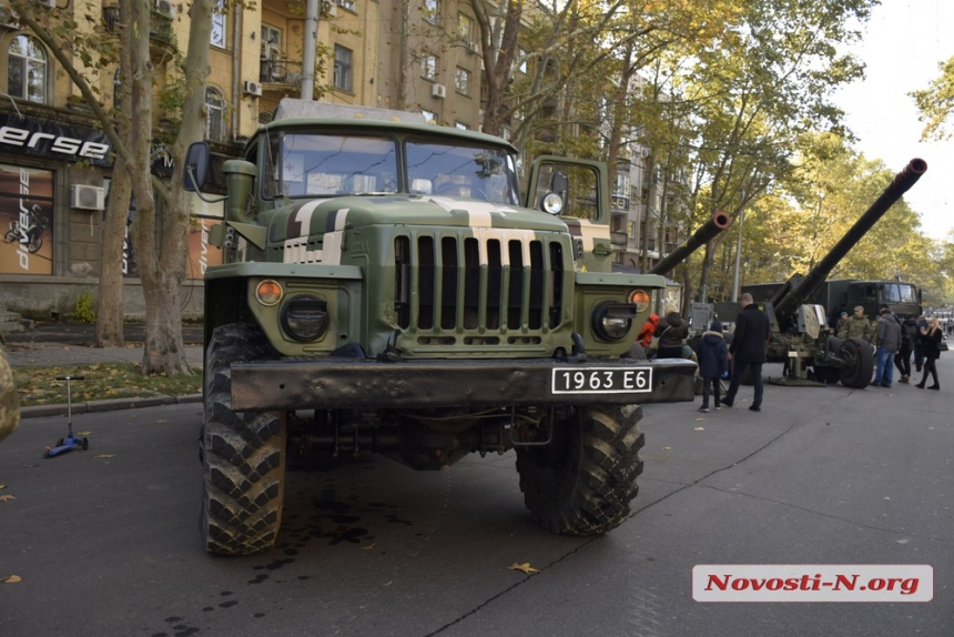 Как в Николаеве детям военную технику показывали (фоторепортаж)