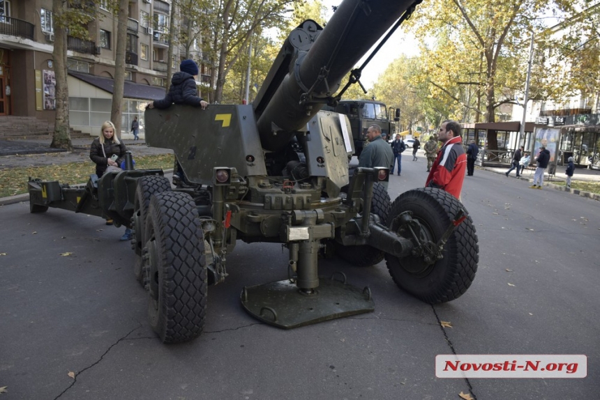 Как в Николаеве детям военную технику показывали (фоторепортаж)