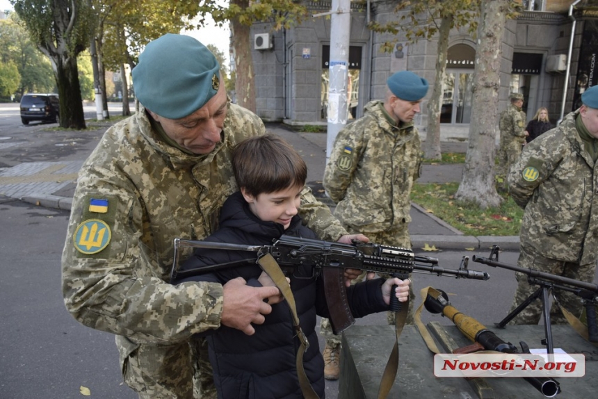 Как в Николаеве детям военную технику показывали (фоторепортаж)