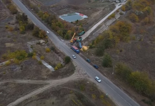 Под Николаевом прицеп КамАЗа с зерном перевернулся в канал (видео)