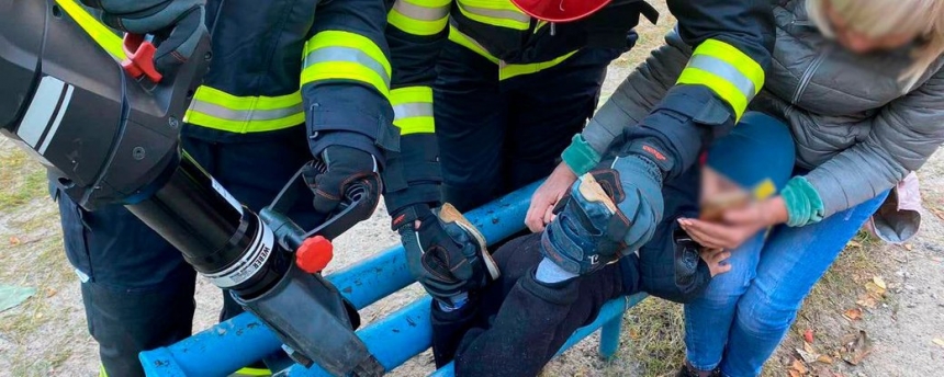 В Черкассах двухлетний мальчик застрял в металлической скамейке