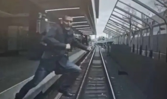 В Москве машинистка успел затормозить в миллиметрах от прыгнувшего на рельсы самоубийцы (видео)