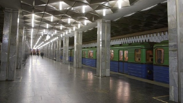 В Харькове машинист метро кулаками «успокоил» пьяного пассажира, пристававшего к окружающим (видео)