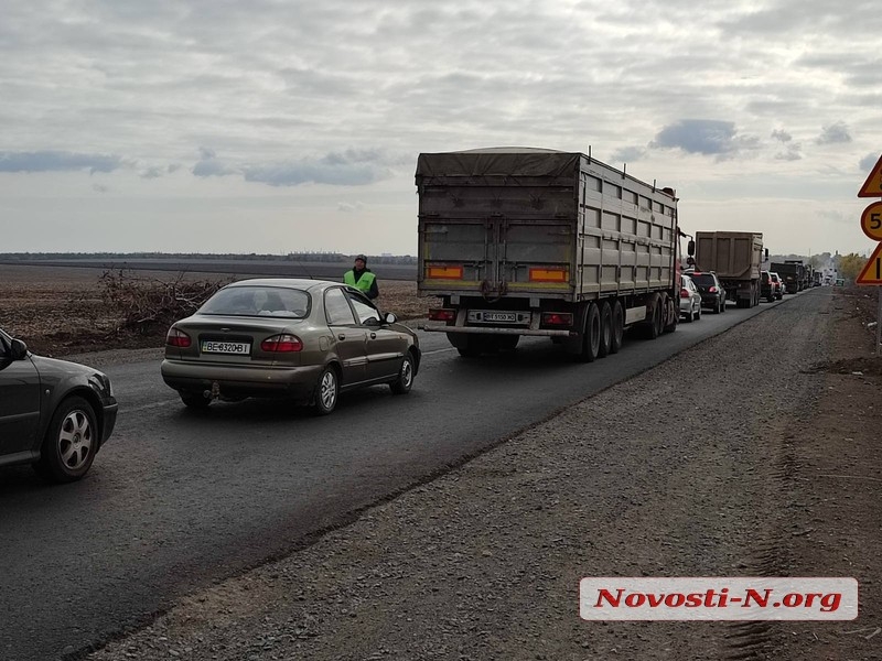 В Николаевской области на трассе ремонтные работы: движение затруднено, большие пробки (видео)