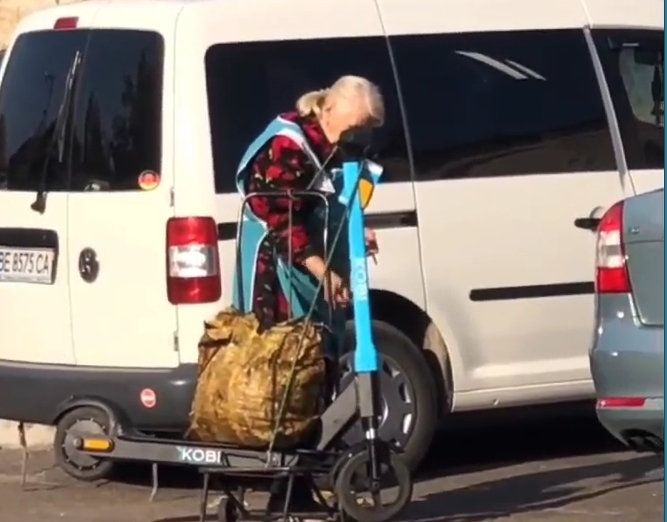 В Николаеве предприимчивые бабушки пытались украсть с улицы прокатные электросамокаты (видео)