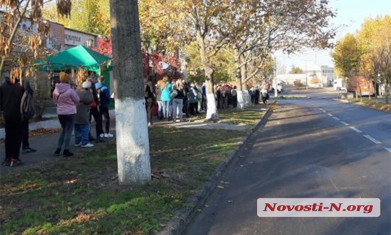 В Николаеве начались проблемы с транспортом: на остановках огромные очереди (видео)