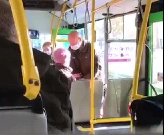 В Николаеве пенсионерку без маски выбросили из автобуса (видео)