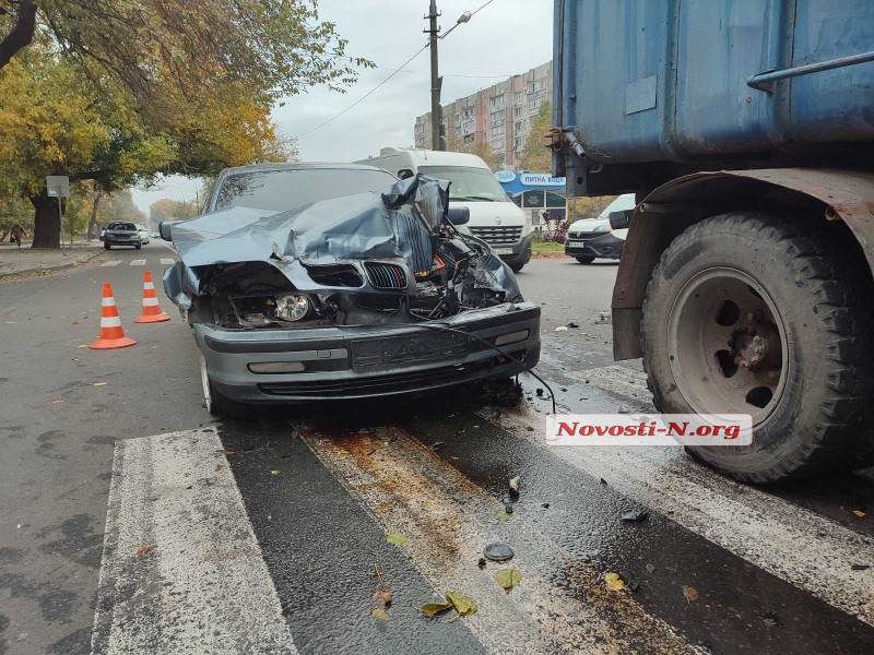 В центре Николаева «БМВ» врезался в мусоровоз — водитель сбежал