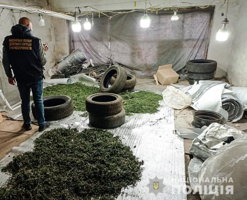 В Вознесенске со спецназом задержали жителей, хранивших наркотики на сумму более 1,5 миллиона (видео)