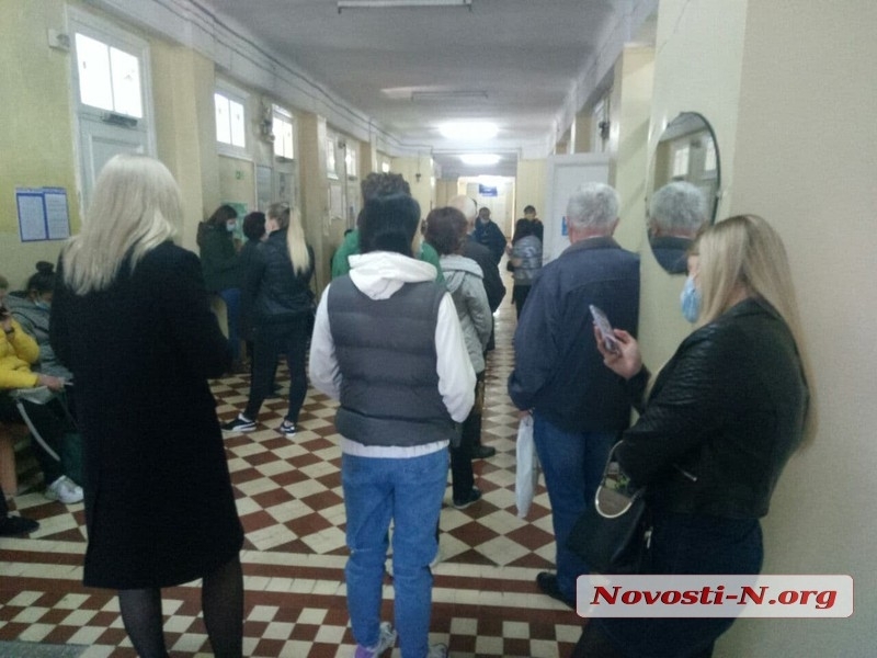 Чиновники пояснили, почему в больницах Николаева возникли очереди на вакцинацию
