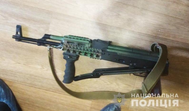Автомат, пистолет, патроны, ножи: у жителя Южноукраинска нашли арсенал оружия