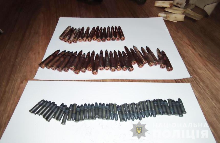 Автомат, пистолет, патроны, ножи: у жителя Южноукраинска нашли арсенал оружия