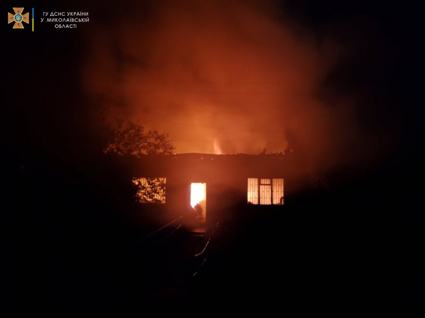 В Николаевской области горел магазин: пожарные успели спасти жилой дом