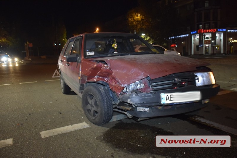 В центре Николаева столкнулись два автомобиля — пострадала женщина