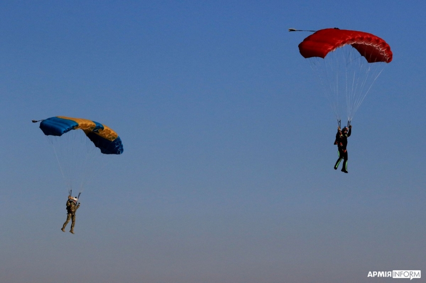 Как морские пехотинцы и авиаторы покоряли небо над Николаевом (фото, видео)