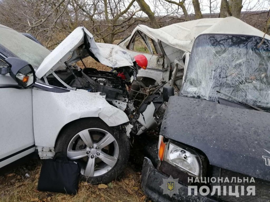 На трассе возле Баштанки столкнулись Range Rover и микроавтобус: трое пострадавших