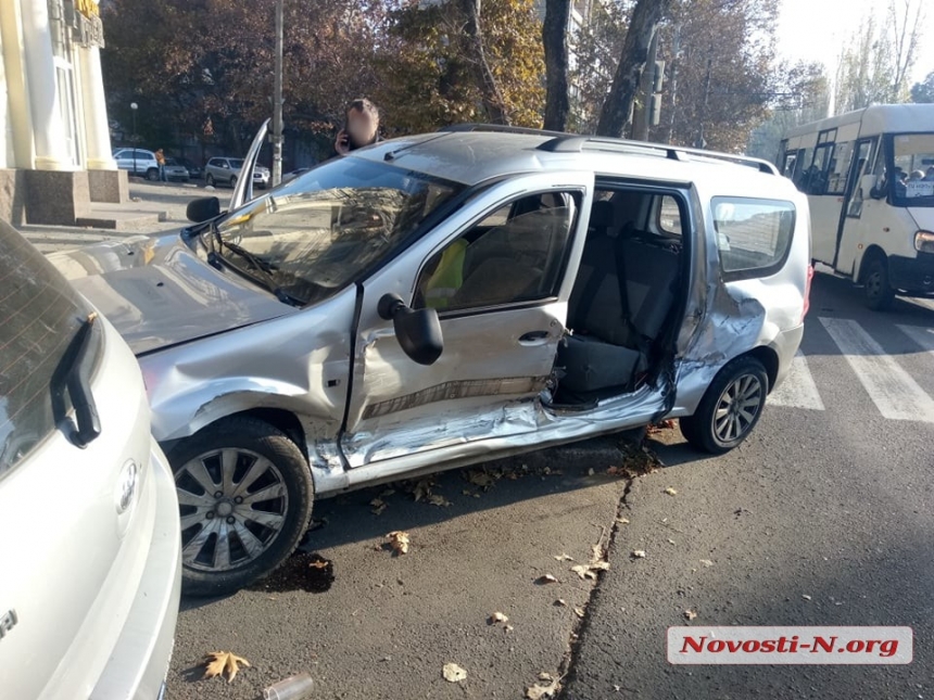 В центре Николаева столкнулись три автомобиля: пострадали два человека