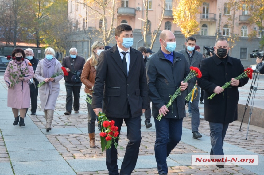 Годовщина освобождения Украины: в Николаеве возложили цветы к мемориалу ольшанцев
