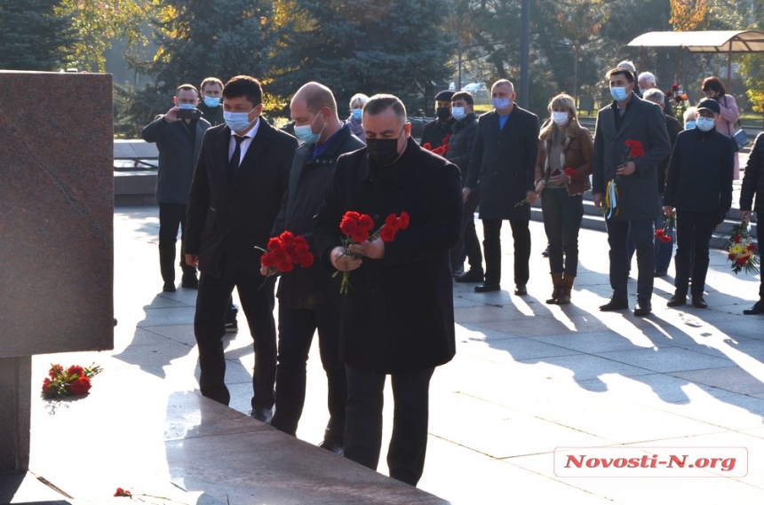 Годовщина освобождения Украины: в Николаеве возложили цветы к мемориалу ольшанцам