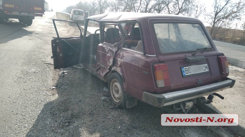 Под Николаевом столкнулись три автомобиля — водитель легковушки в реанимации