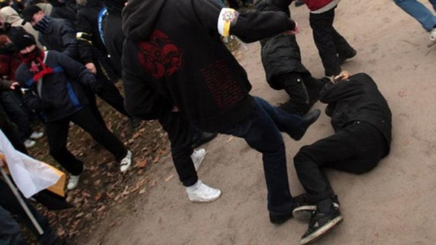 В Киеве возникла массовая драка из-за места в очереди: видео разборок