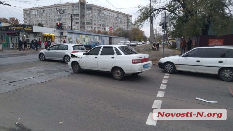 В Николаеве полицейский автомобиль врезался в ВАЗ — на проспекте пробка