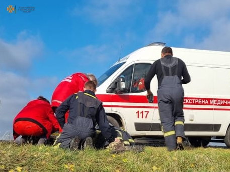 В Николаевской области Peugeot слетел с трассы и врезался в дерево — водителя вырезали из авто