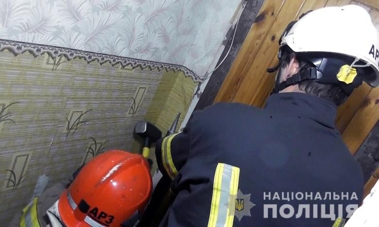 Киевлянин затащил в квартиру и насильно удерживал девушку: заложницу вызволяла полиция (видео)