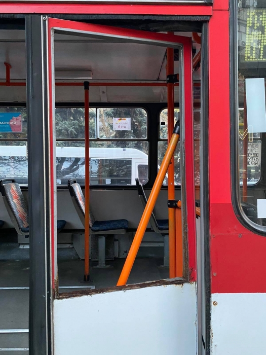 В николаевском троллейбусе пассажир разбил стекло двери