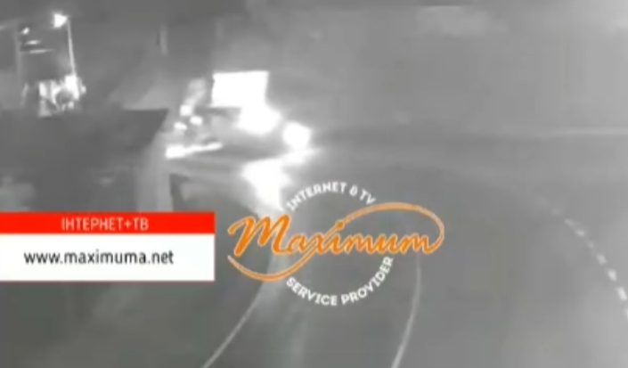 Под Киевом грузовик промчался на повороте на двух колесах и влетел в остановку (видео)