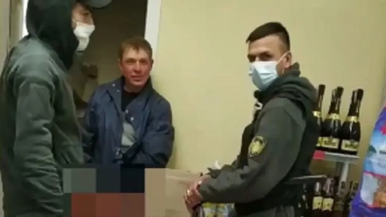 В Одессе пьяный покупатель вместо оплаты в супермаркете оголил половой орган (видео) 