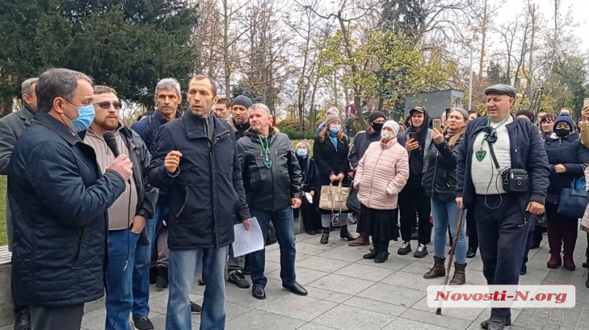 В Николаеве участники «антипрививочного» митинга потребовали от вице-мэра снять маску (видео)