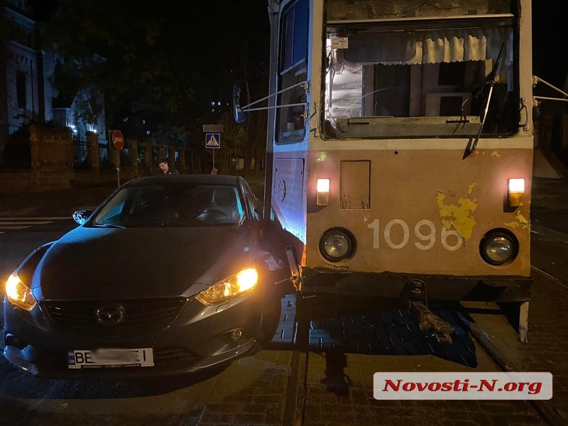 В центре Николаева столкнулись «Мазда» и трамвай: движение электротранспорта заблокировано 