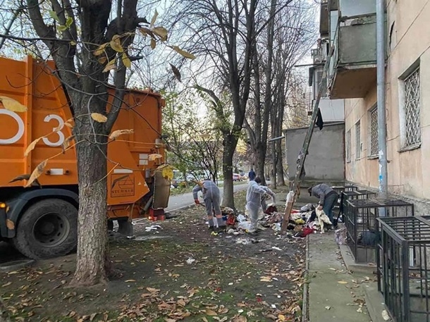 В Одессе из квартиры горожанки вывезли три самосвала мусора